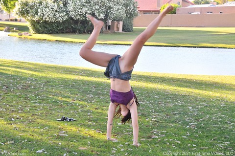 Amateur girl April does a handstand in a public park while barefoot | Фото 2