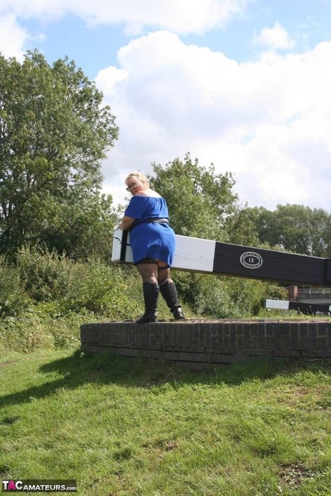 Obese British woman Lexie Cummings dildos her pussy in a conservation area | Фото 13