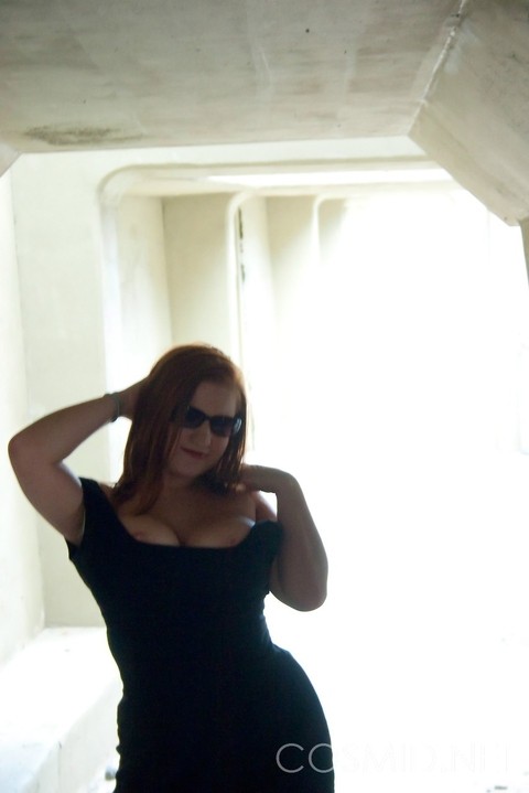 Busty redhead slut Raylinn in the window showing off her massive BBW tits | Фото 5