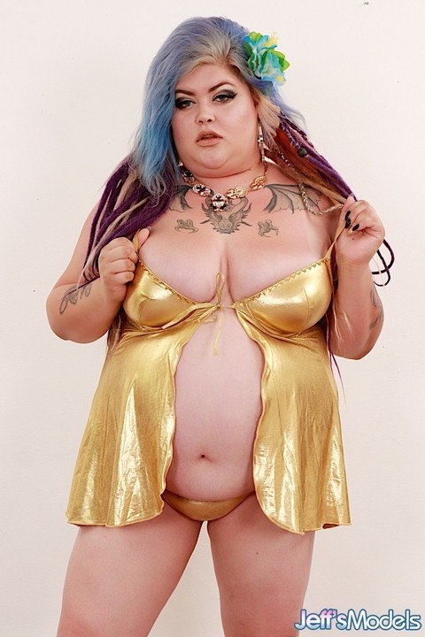 Obese woman Sasha Syren wears a flower in dyed hair while showing her pussy | Фото 2