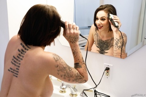 Tattooed chick Harlow Harrison shaves her head before sex with 2 guys | Фото 5