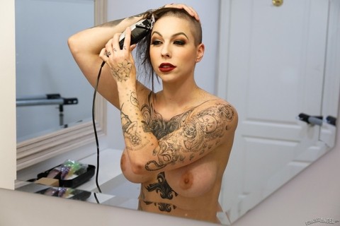 Tattooed chick Harlow Harrison shaves her head before sex with 2 guys | Фото 6