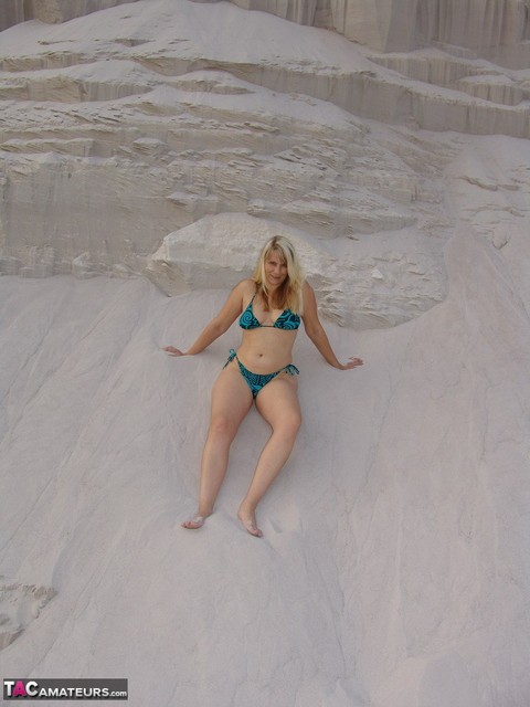 Mature blonde Sweet Susi doffs a bikini to pose naked in a sand pit | Фото 1