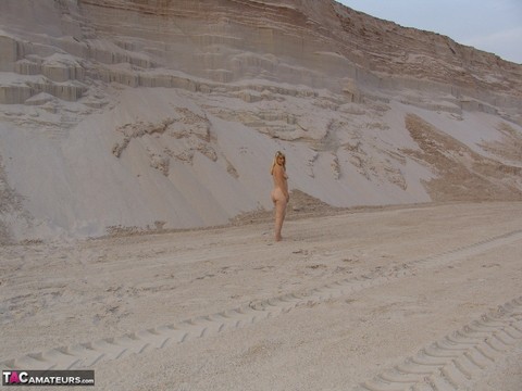 Mature blonde Sweet Susi doffs a bikini to pose naked in a sand pit | Фото 17