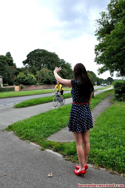 Old slut in heels and tutu entices bicycle courier to lick her aging ass | Фото 1