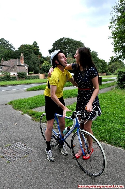 Old slut in heels and tutu entices bicycle courier to lick her aging ass | Фото 2