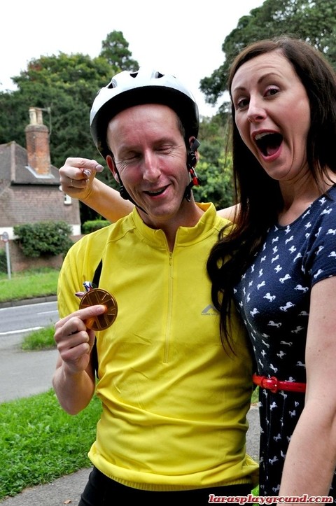 Old slut in heels and tutu entices bicycle courier to lick her aging ass | Фото 3