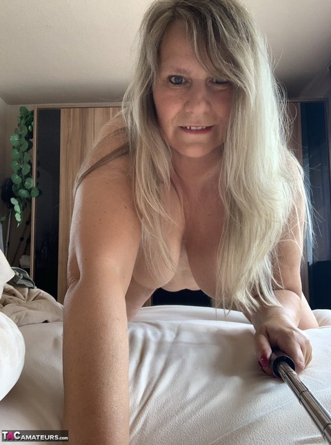 Overweight mature woman Sweet Susi takes nude selfies in her bedroom | Фото 14