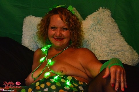 Older plumper Debbie Delicious covers her mostly naked body in a set of lights | Фото 12