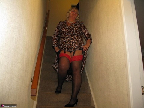 Older blonde fatty Chrissy Uk parts her labia lips on a chair in her bedroom | Фото 3