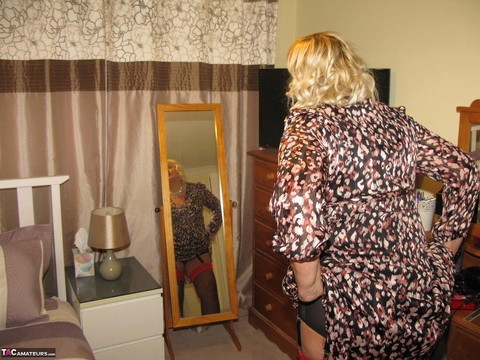 Older blonde fatty Chrissy Uk parts her labia lips on a chair in her bedroom | Фото 5