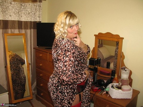 Older blonde fatty Chrissy Uk parts her labia lips on a chair in her bedroom | Фото 6