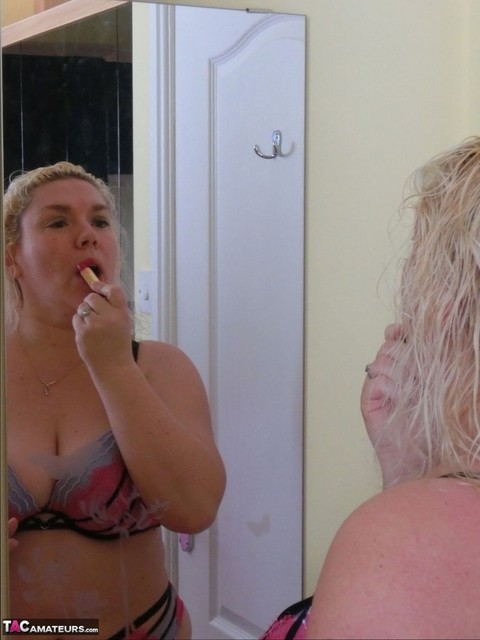 Mature blonde Barby masturbates with a vibrator after showering | Фото 13