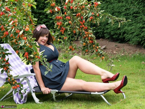 Fat amateur Roxy shows her bare legs in a short dress in the backyard | Фото 7