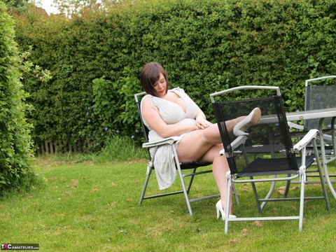 Fat amateur Roxy shows her bare legs in a short dress in the backyard | Фото 9