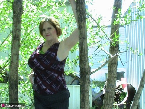 Thick older woman Misha MILF exposes herself in a stand of hardwood trees | Фото 1