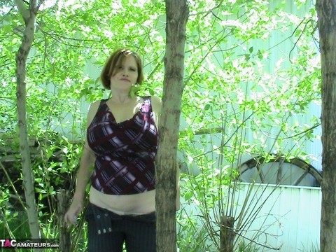 Thick older woman Misha MILF exposes herself in a stand of hardwood trees | Фото 13