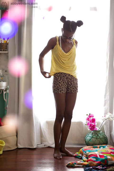 Cute young amateur ebony Marysa getting dressed after masturbating | Фото 16