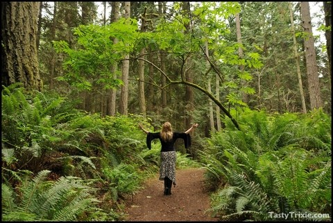 Sexy older woman Tasty Trixie takes a piss while wandering in mature forest | Фото 1