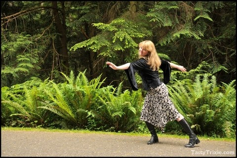 Sexy older woman Tasty Trixie takes a piss while wandering in mature forest | Фото 2