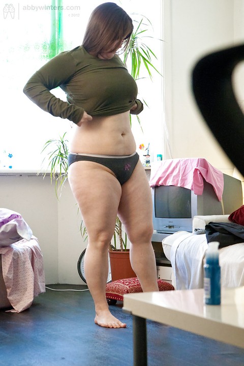 Fatty Kayla T pulls on underwear after modelling in the nude | Фото 9