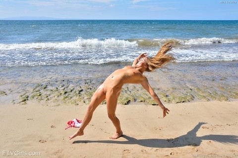 Smoking hot amateur bikini models Aubrey & Mary get nude on the sandy beach | Фото 15