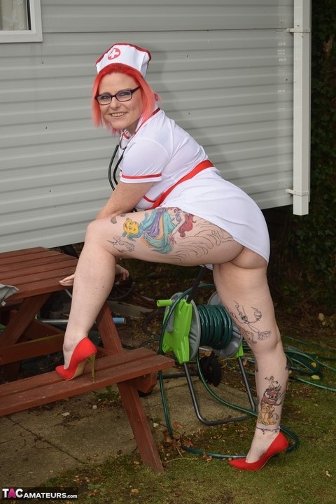 Tattooed nurse Mollie Foxxx gives a male patient a handjob and blowjob | Фото 15