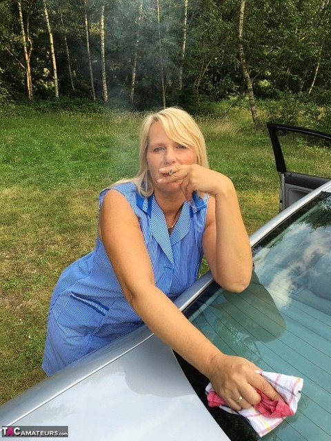 Smoking mature mom Sweet Susi opens her dress to pinch hard nipples outdoors | Фото 3