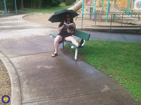 Sweet amateur mom Bunny B flashes her twat on a bench on a rainy day | Фото 1