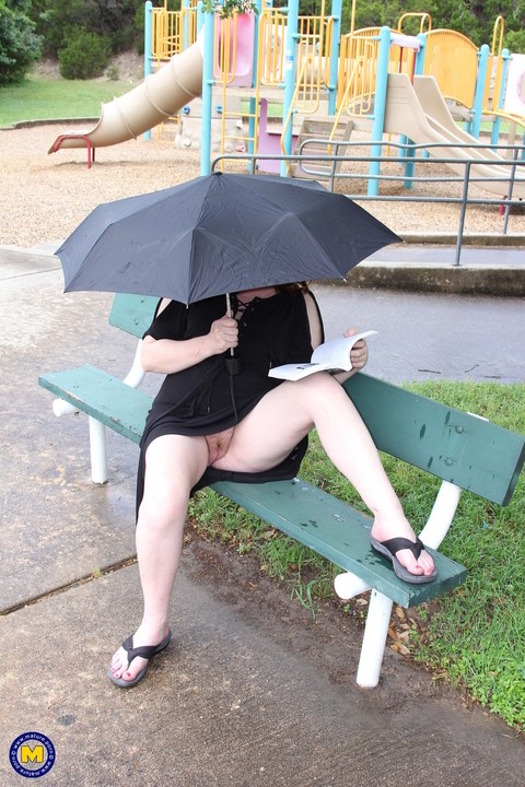 Sweet amateur mom Bunny B flashes her twat on a bench on a rainy day | Фото 15