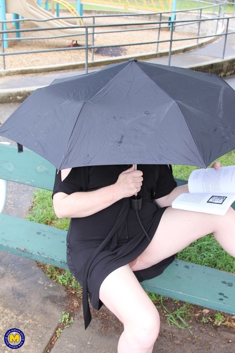 Sweet amateur mom Bunny B flashes her twat on a bench on a rainy day | Фото 18