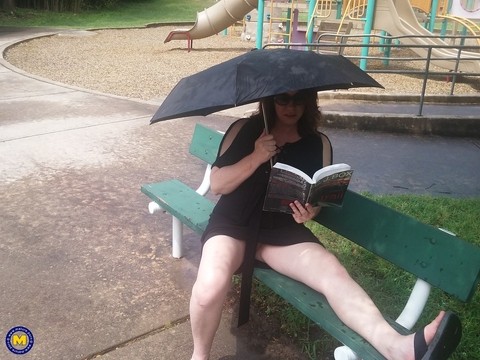 Sweet amateur mom Bunny B flashes her twat on a bench on a rainy day | Фото 3