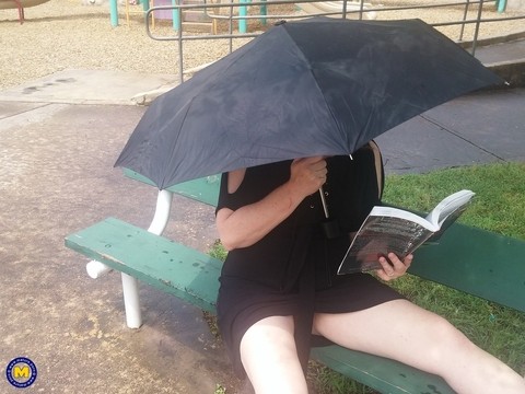 Sweet amateur mom Bunny B flashes her twat on a bench on a rainy day | Фото 4