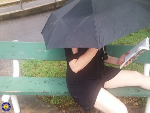 Sweet amateur mom Bunny B flashes her twat on a bench on a rainy day | Фото 5