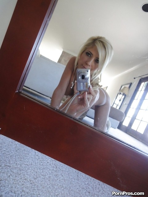 Blonde female Tasha Reign taking mirror self shots while removing her clothes | Фото 9