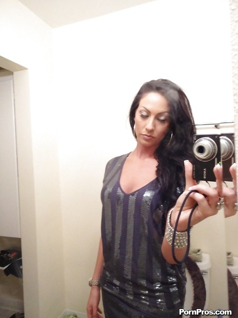 Brunette ex-girlfriend Tiffany Brookes taking topless self shots in mirror | Фото 1