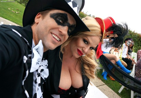 Blonde cougar Kelly Madison reveals her big cleavage at the Halloween party | Фото 16