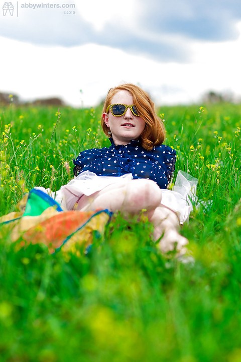 Redheaded amateur chick Isadora showing off hairy muff and armpits outdoors | Фото 1