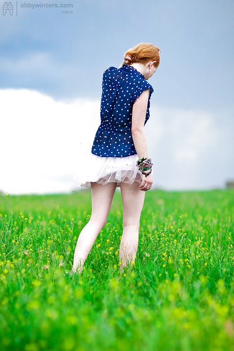 Redheaded amateur chick Isadora showing off hairy muff and armpits outdoors | Фото 2