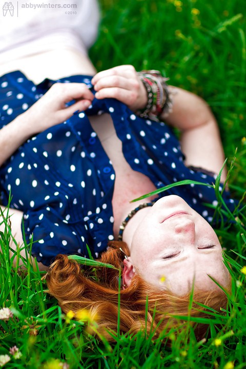 Redheaded amateur chick Isadora showing off hairy muff and armpits outdoors | Фото 3