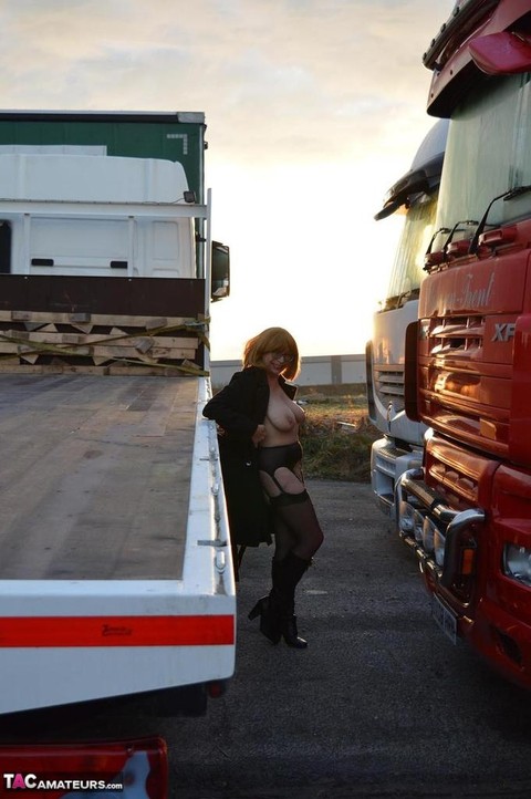 Mature redhead Barby Slut exposes herself to a lorry driver while flashing | Фото 8