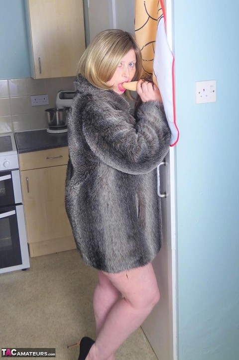 Overweight amateur Posh Sophia frees huge boobs and butt from a fur coat | Фото 15