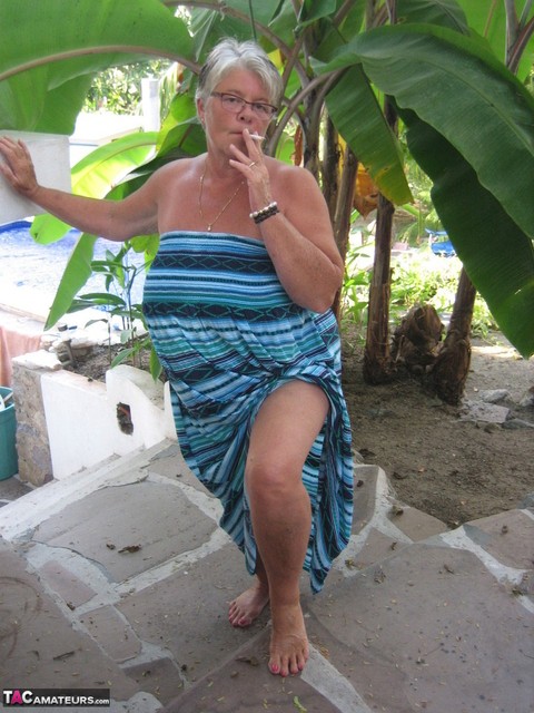 Old woman Girdle Goddess smokes before exposing her fat body on her patio | Фото 2