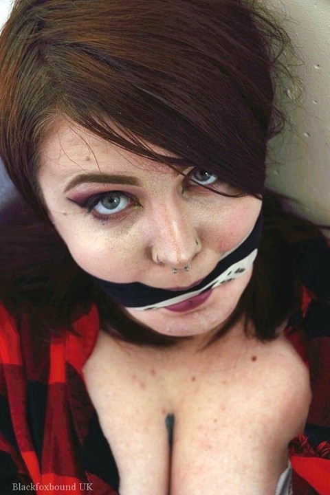 Chubby girl Luna La Roux is cleave gagged while tied up on a futon | Фото 13