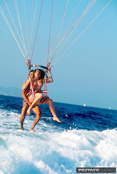 Brunette chick and her man friends don safety harness before fucking on yacht | Фото 6