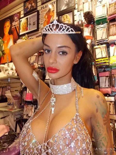 Tattooed pornstar Angelina Valentine exposes her big tits in a sex shop | Фото 9