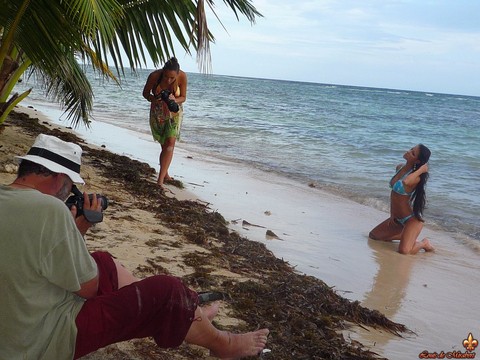 Swimsuit models Melisa Mendini and Marie go topless on a tropical beach | Фото 5