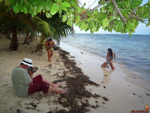 Swimsuit models Melisa Mendini and Marie go topless on a tropical beach | Фото 7