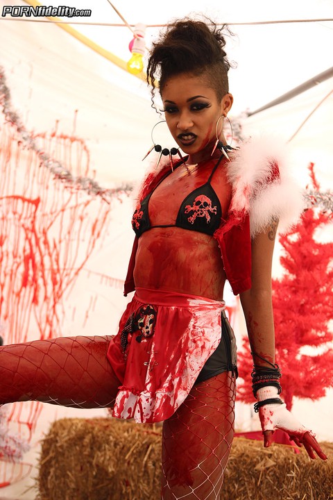 Ebony girl Skin Diamond wields a chainsaw before fucking a white guy in a tent | Фото 3