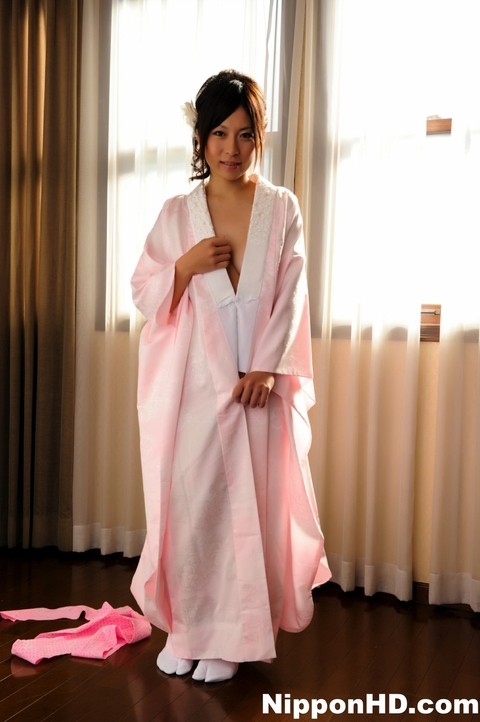 Japanese solo girl slips off her robe to reveal her nice boobs in white socks | Фото 1